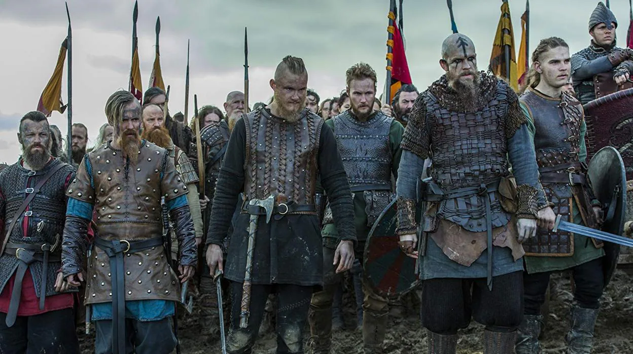 Bjorn y Floki, en primera línea junto a Ubbe, Harald, Halfdan, Ivar y Hvitserk en «Vikingos»
