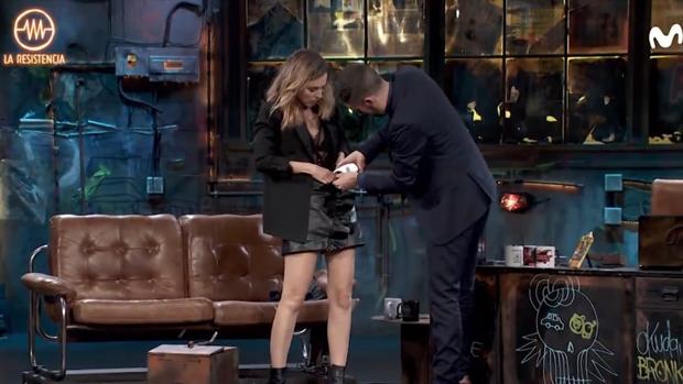 Leticia Dolera celebra su 38 cumpleaños en «La resistencia» de David Broncano con una confesión sexual