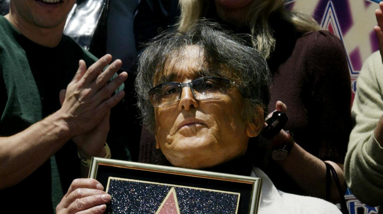 Robert Evans posa con su estrella del paseo de la fama en una imagen de archivo de 2002