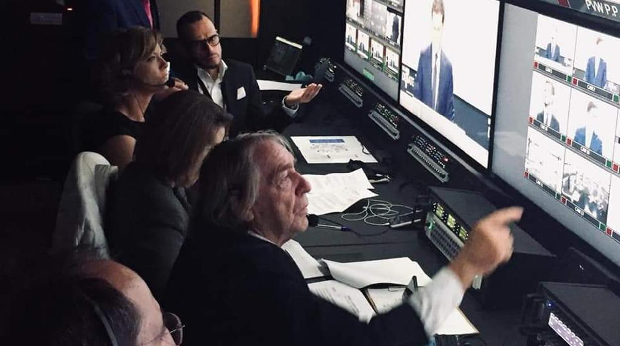 Tacho de la Calle, en primer término, en el control de realización del debate electoral