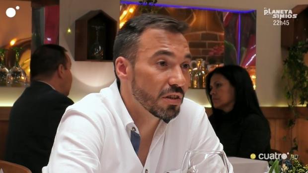 La situación más disparatada de «First Dates»: un hombre acude al programa junto a su madre y su hermano