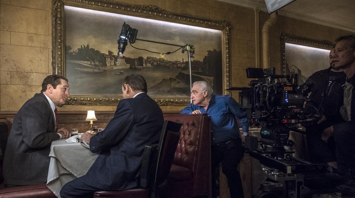 Scorsese da instrucciones a Robert De Niro en el rodaje de El irlandés
