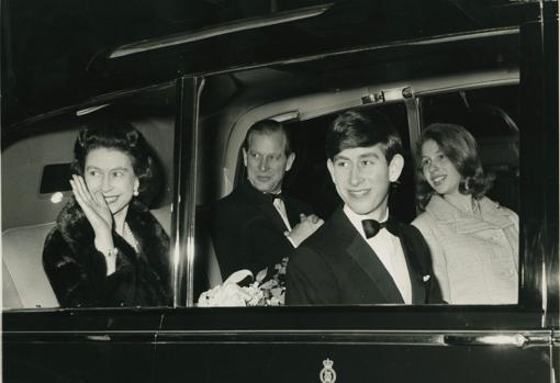 «The Crown» estrena Reina, Olivia Colman: «Isabel II es extraordinaria, yo ya me habría jubilado»