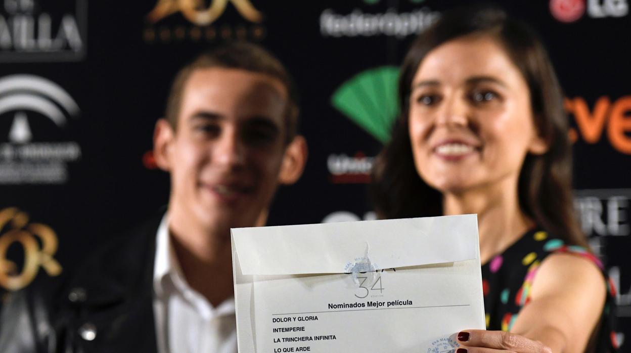 Los actores Miguel Herrán y Elena Anaya muestran el sobre con las nominadas a mejor película para los Goya 2019