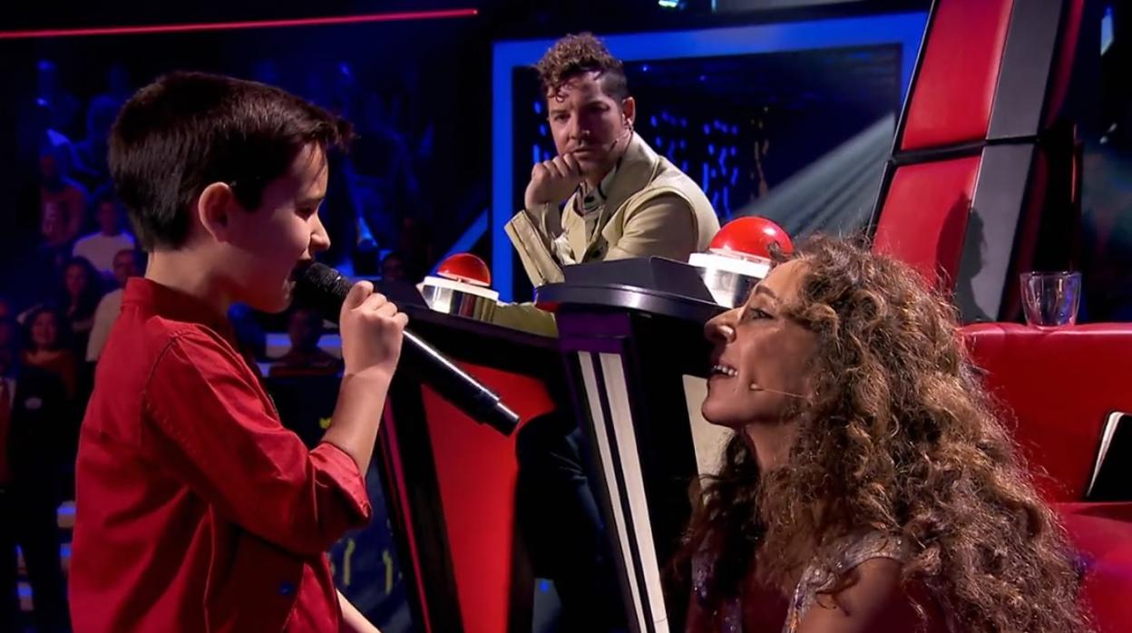 Daniel García, uno de los finalistas de «La Voz Kids», canta ante la atenta mirada de Rosario y David Bisbal