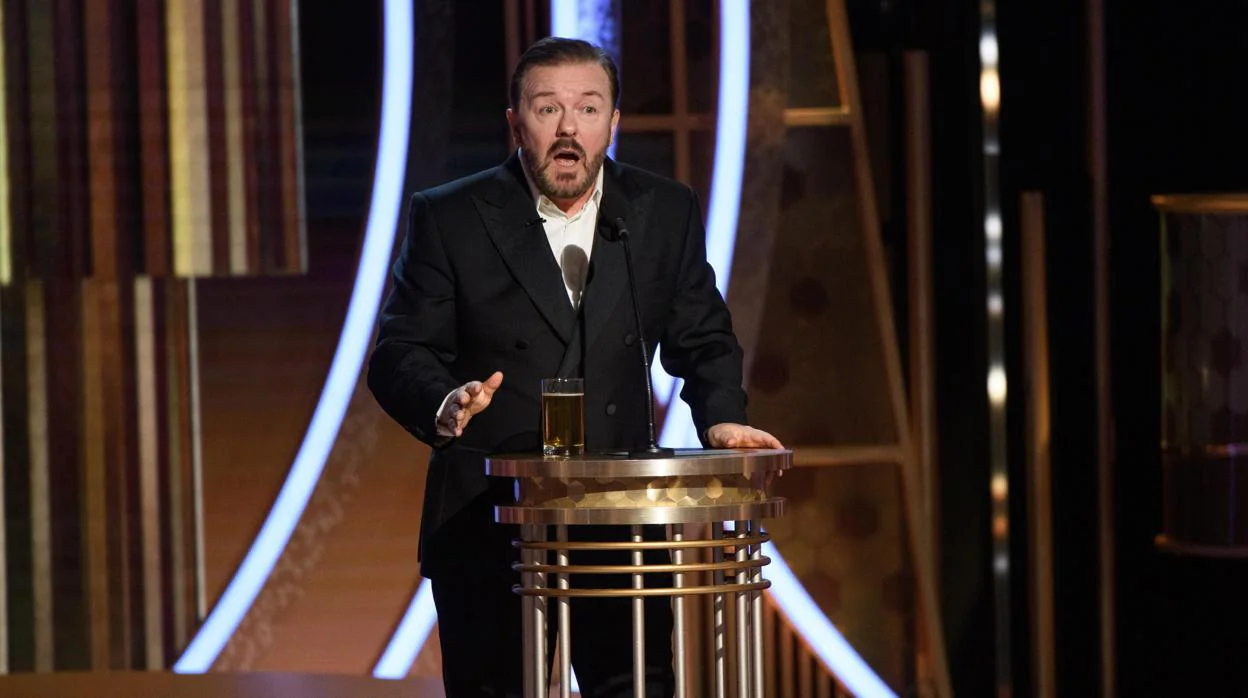 Ricky Gervais, durante su monólogo inicial en los Globos de Oro
