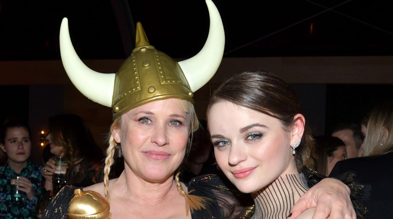 Patricia Arquette, tocada con un casco vikingo junto a Joey King, recibió un Globo de Oro por su trabajo en la serie «The Act»