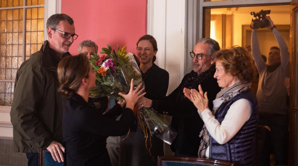 Irene Escolar recibe un ramo de flores de manos de José Manuel Lorenzo, ante la mirada de Eduard Cortés (izquierda) y Julia Navarro (derecha)