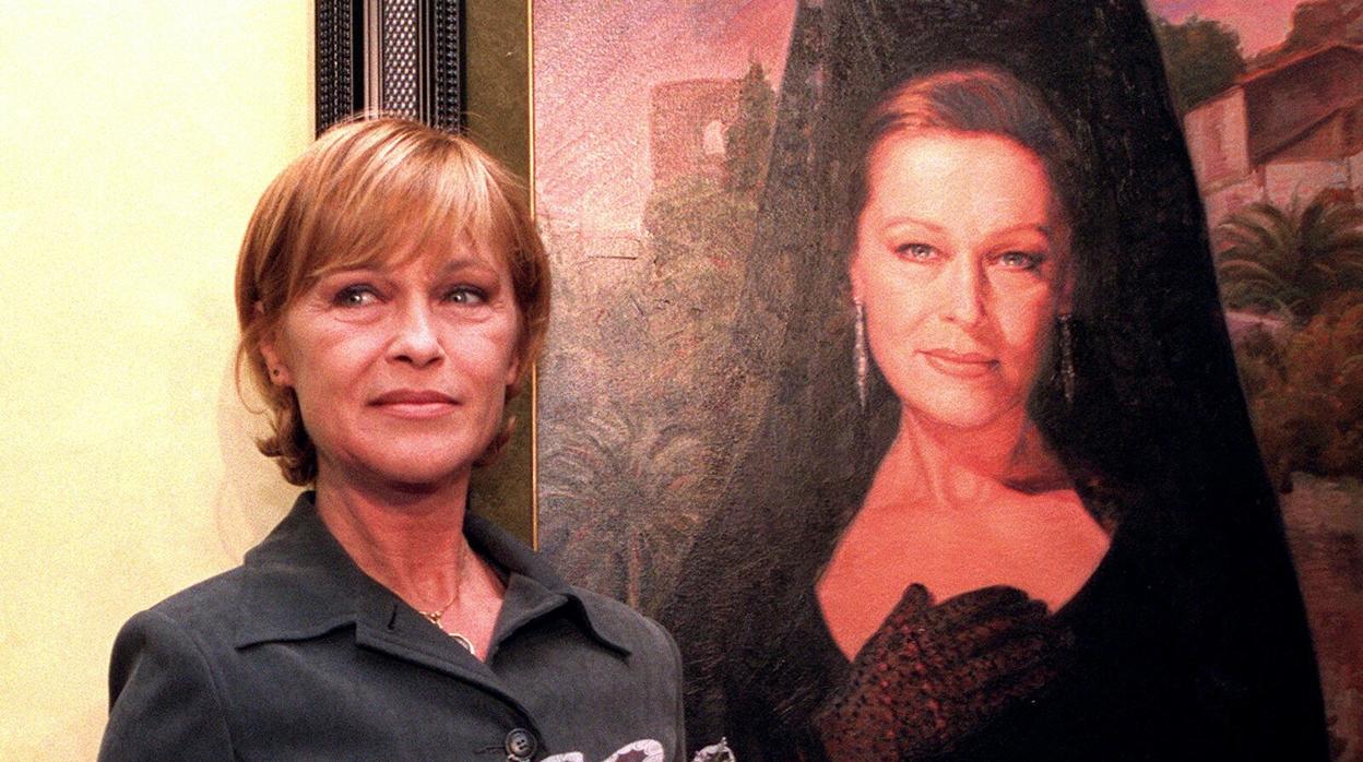 El Goya de honor 2020, Pepa Flores, en una imagen de archivo del 17 de diciembre 1998. Pepa Flores, popular por Marisol, posa junto a un retrato suyo pintado por Antonio Montiel durante la inauguración en Málaga de exposición «Homenaje a una musa»
