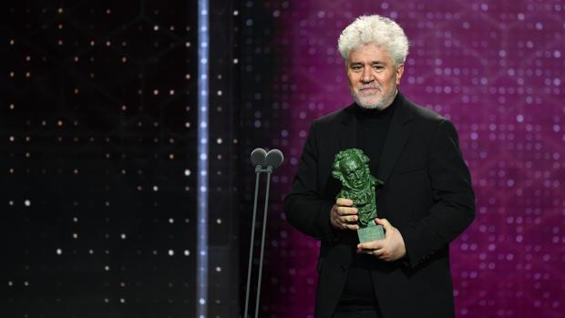 Almodóvar se deshace en halagos a Sánchez al recoger su Goya al mejor guion