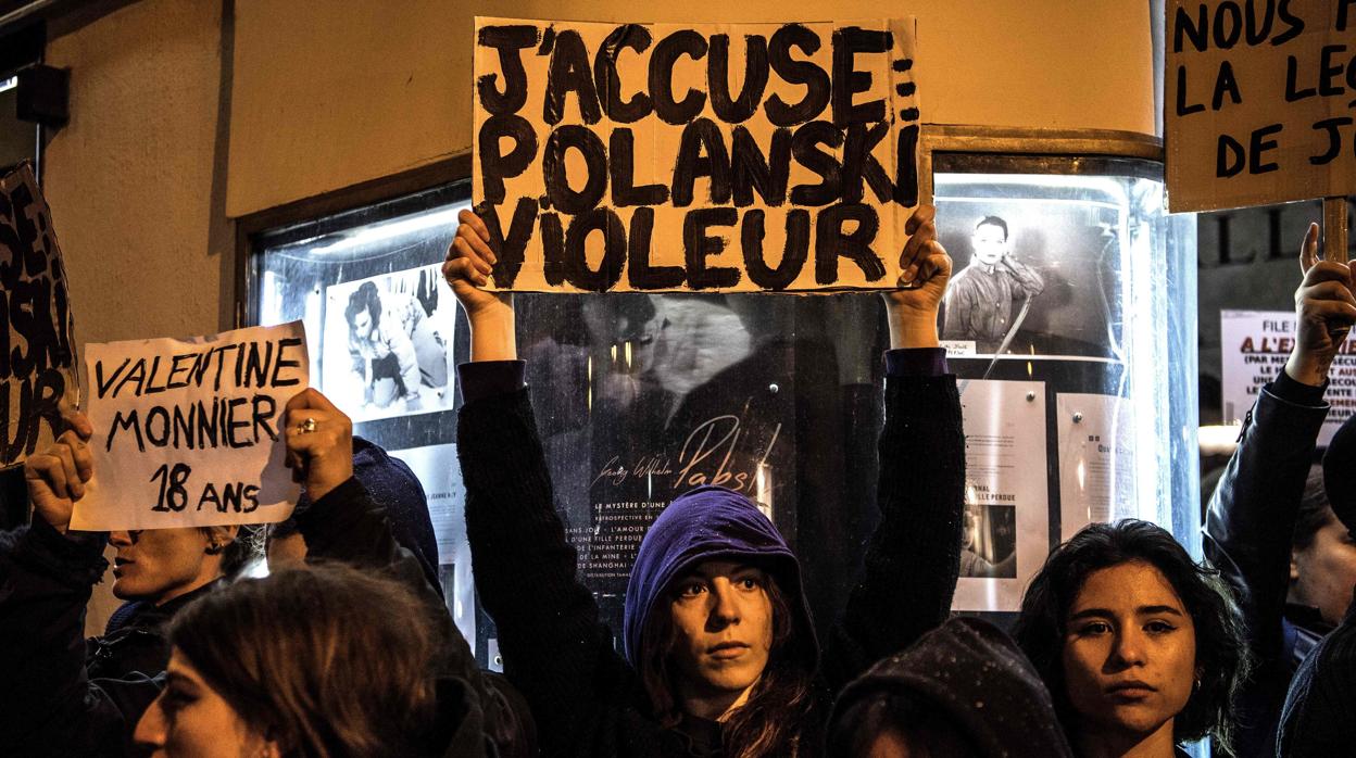 Manifestantes bloquean el acceso a una sala que proyecta «El oficial y el espía», de Roman Polanski, que suma 12 nominaciones a los César