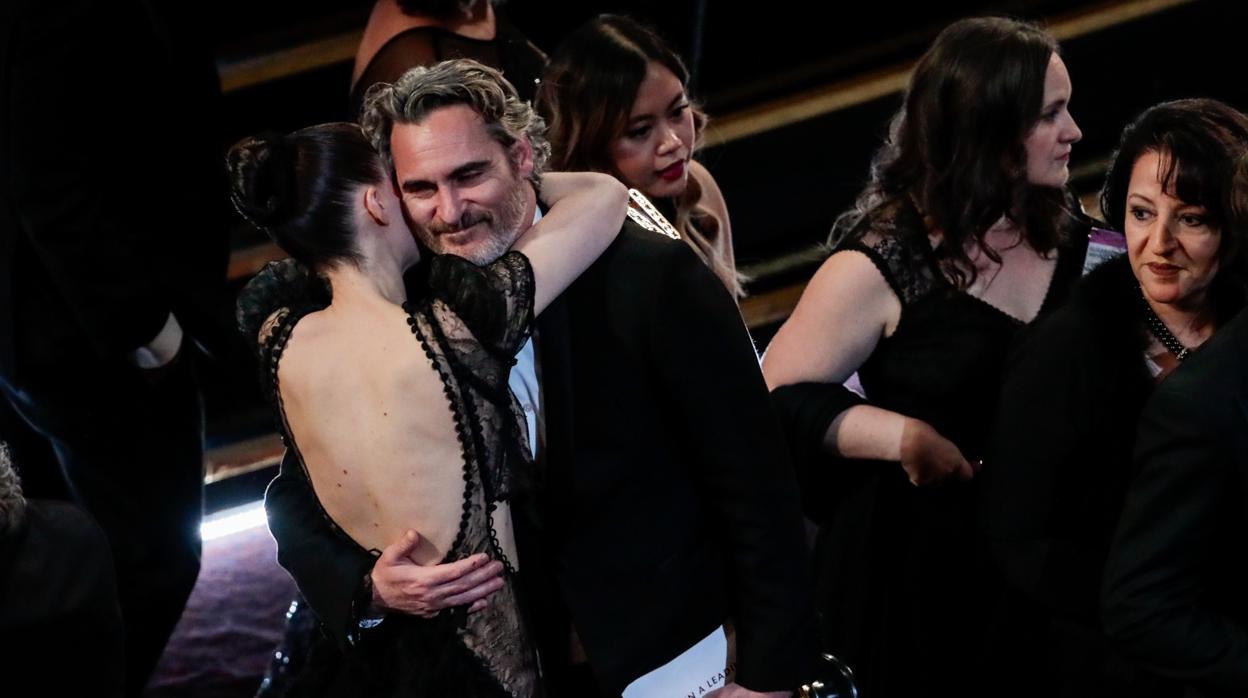 Joaquin Phoenix abrazado por su pareja, Rooney Mara, tras ganar el Oscar en la gala de los Oscar 2020