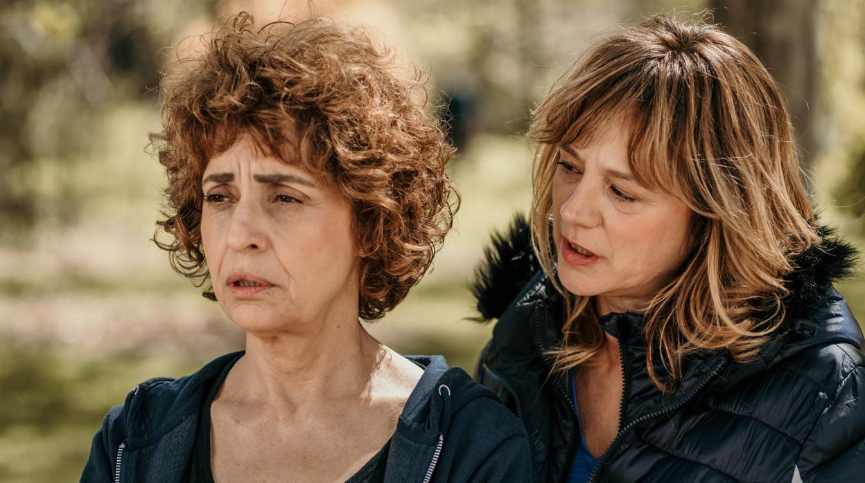 Adriana Ozores y Emma Suárez en «Invisibles»