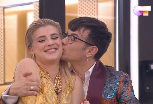 Flavio se salta el protocolo del coronavirus y besa a su pareja de cena, Samantha