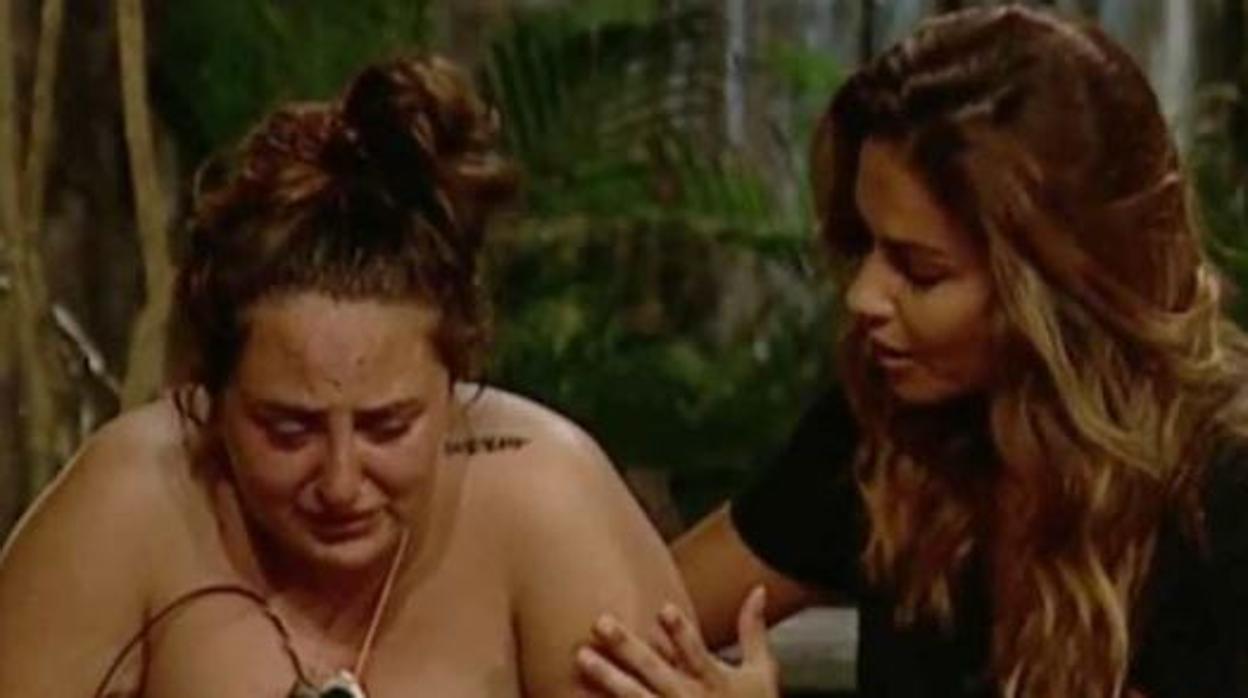 Rocío Flores es tranquilizada por Lara Álvarez tras emitirse el vídeo de los familiares