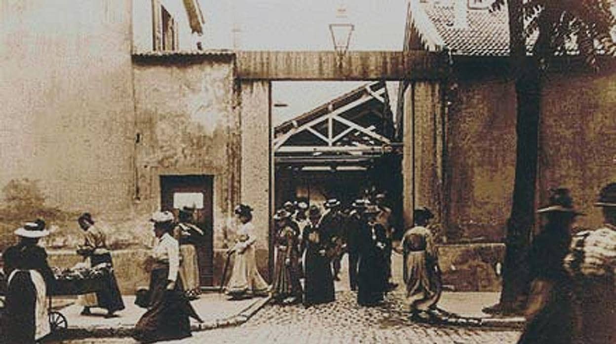 «Salida de los obreros de la fábrica», la primera película pryectada en la historia por los Hermanos Lumière