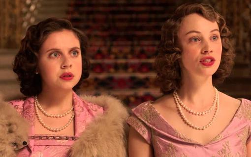 Sarah Gadon y Emily Watson interpretaron a la princesa Margarita y su hermana Isabel