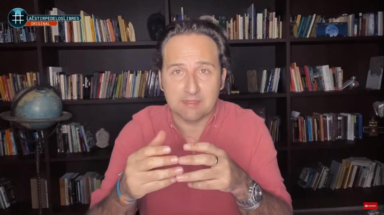 Iker Jiménez durante la emisión de la décima entrega de «La estirpe de los libres», su nuevo programa de YouTube donde aborda los enigmas del coronavirus