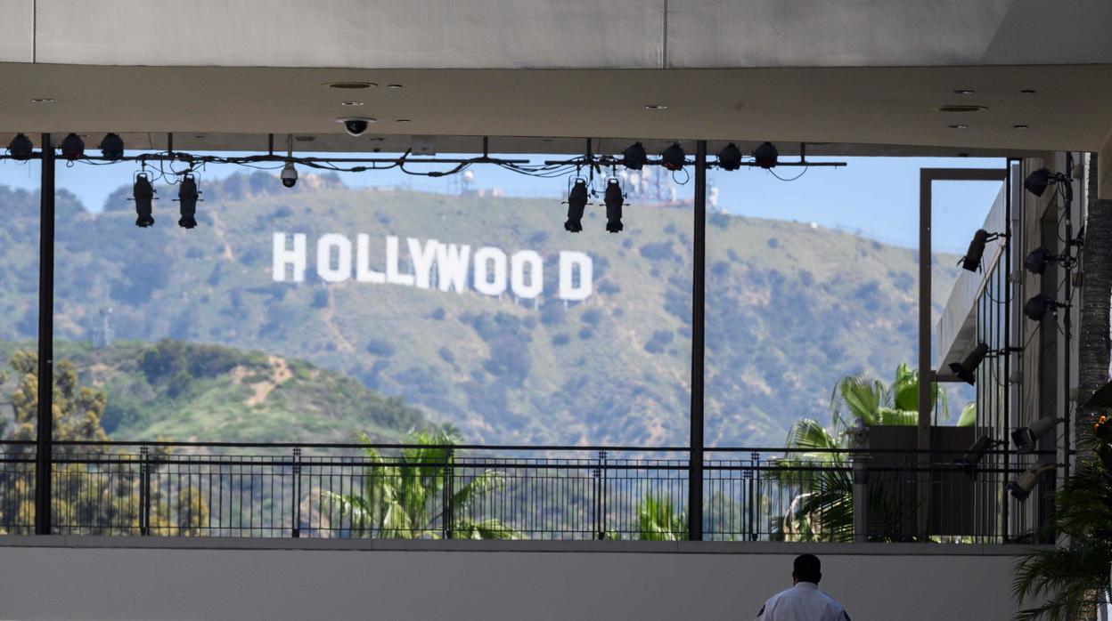 Un guardia de seguridad pasea por el interior de un edifio a los pies de la colina de Hollywood, Californa