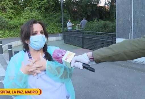 Kike Calleja se desplazó al Hospital La Paz de Madrid para entrevistar al personal sanitario durante los aplausos de las ocho de la tarde