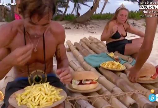 Hugo, Rocío y Ana María (de pie), dando cuenta de las hamburguesas