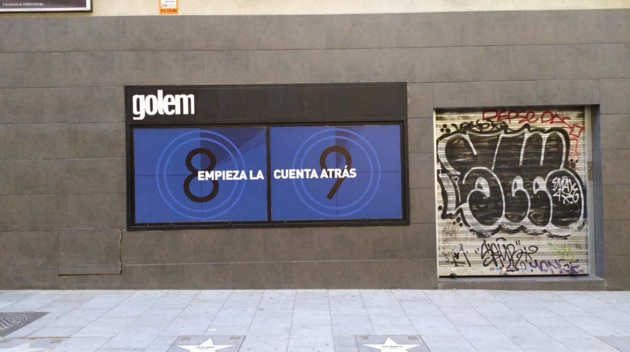 Fachada de los cines Golem de Madrid con carteles que anuncian la cuenta atrás para la reapertura