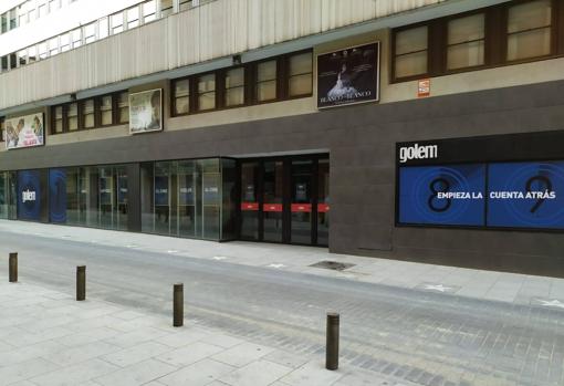 Fachada de los cines Golem, en Madrid, cerrados durante la pandemia