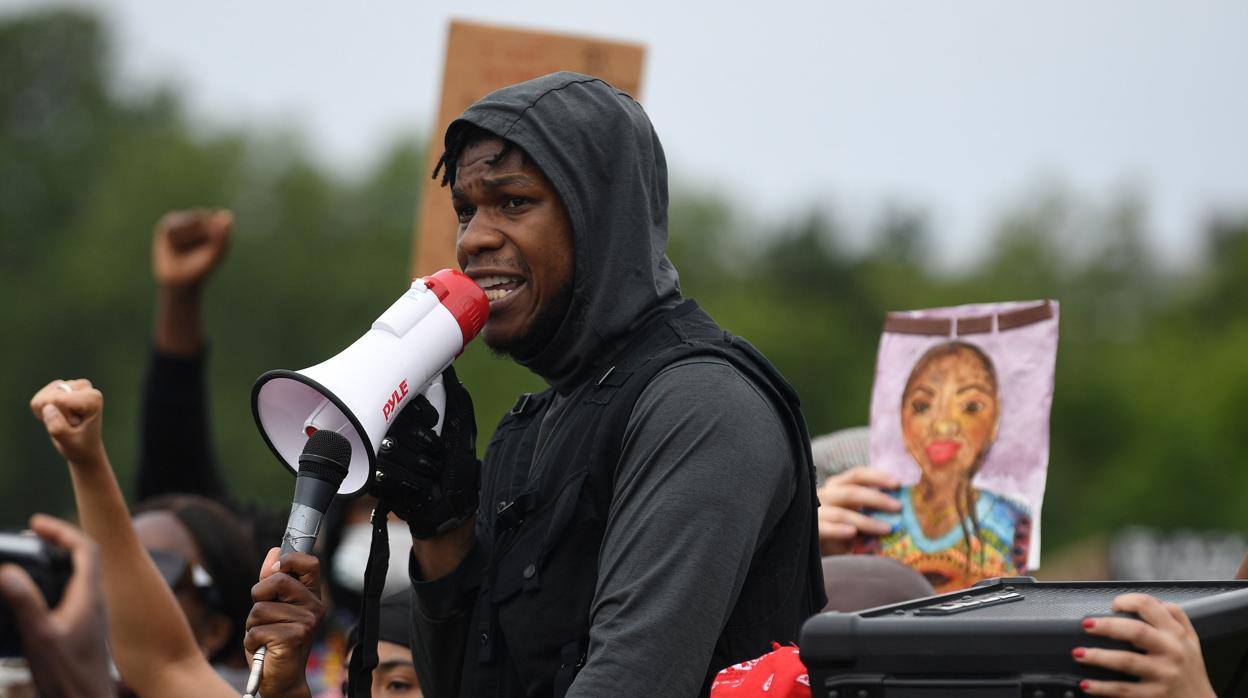 John Boyega, protagonista de la nueva trilogía de Star Wars, ayer en una manifestación en Londres