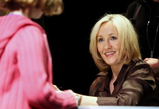 J.K. Rowling, durante la firma de ejemplares de «Harry Potter» en 2007, año en el que reveló que uno de sus protagonistas adultos era realmente homosexual