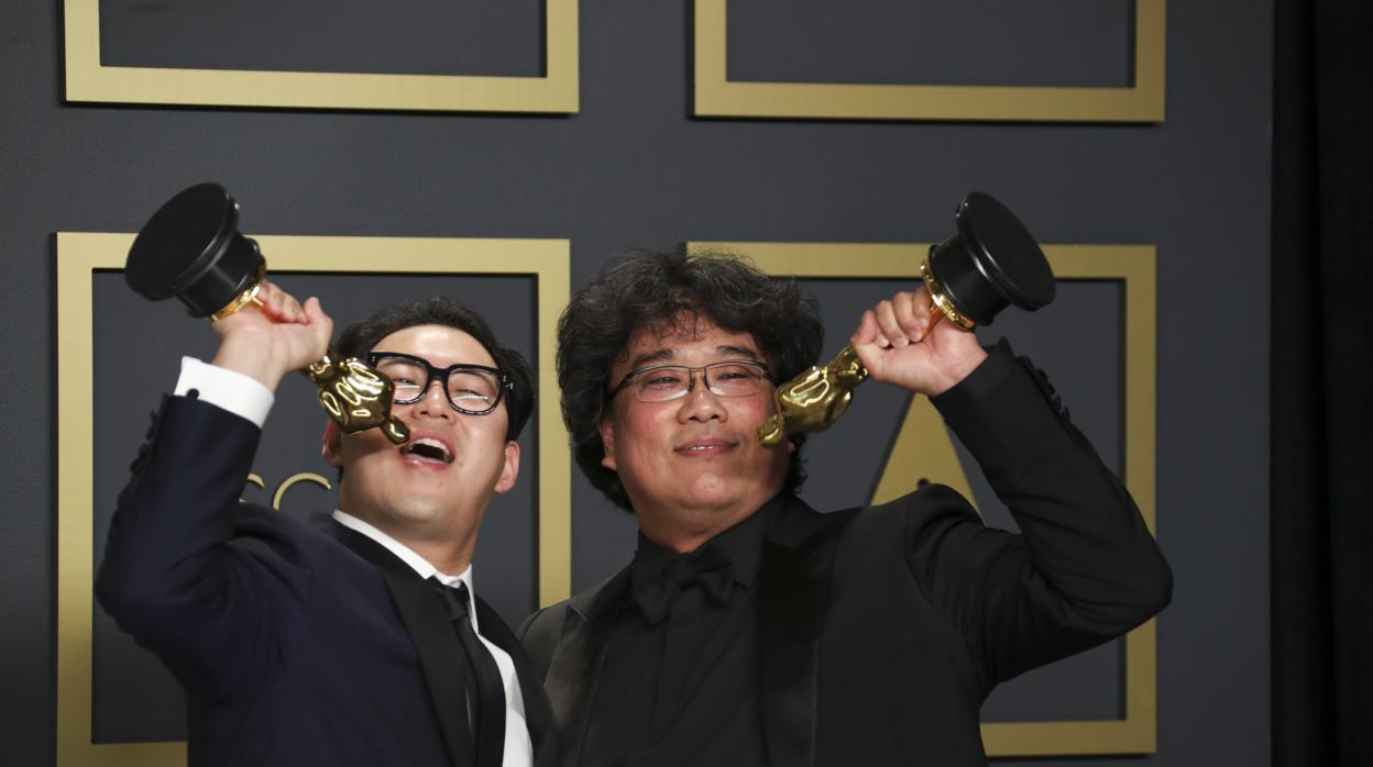 Los creadores de «Parásitos» tras ganar el Oscar 2020