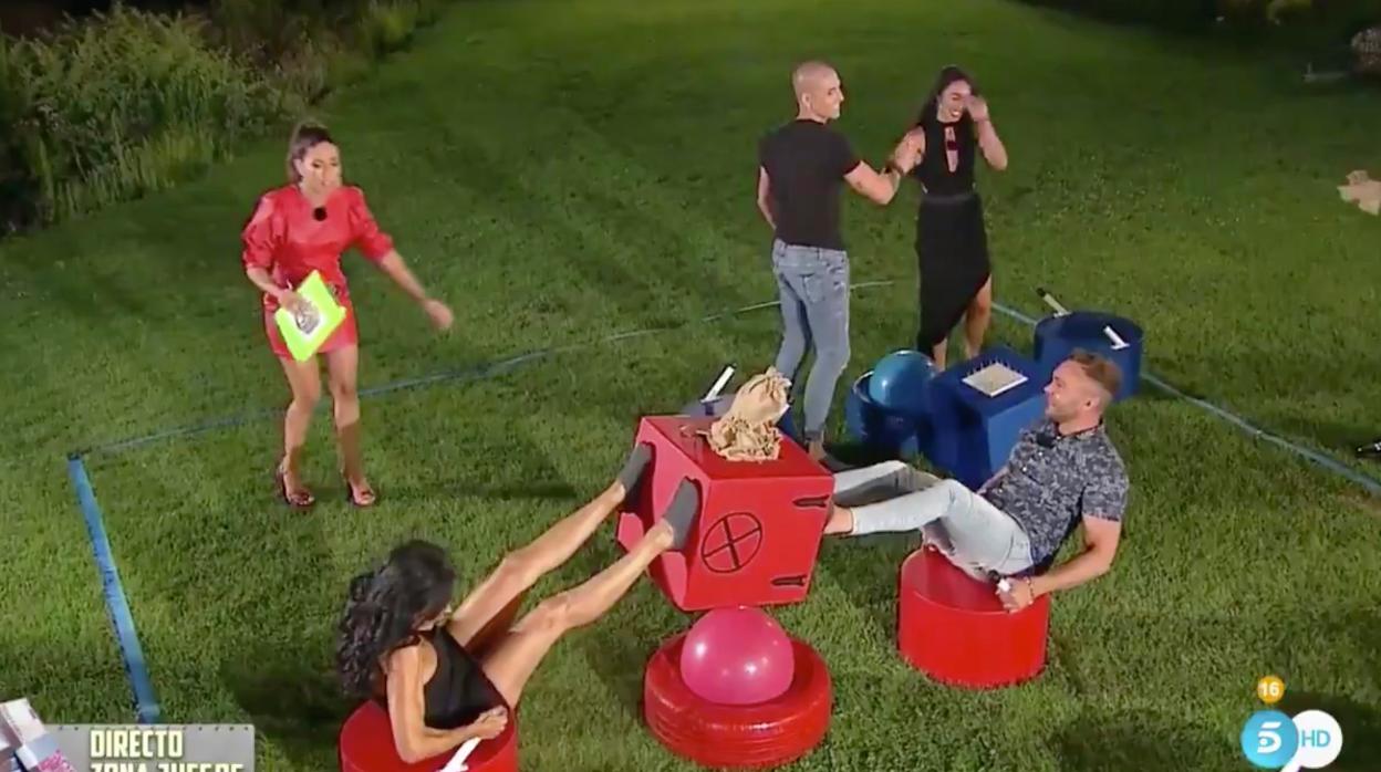 Labrador y Macarena, al fondo, tras perder la prueba que supuso su adiós al concurso