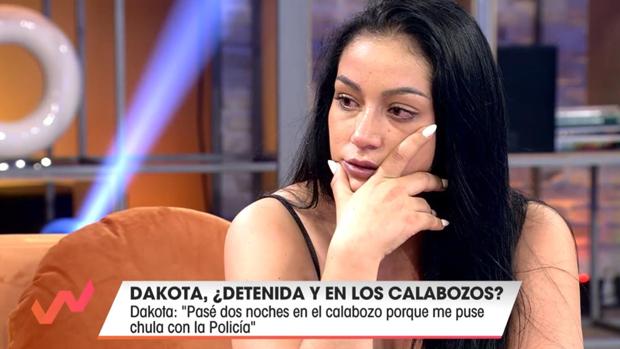 Dakota reaparece en televisión tras dos noches detenida y ataca a la Policía: «Me han pegado»