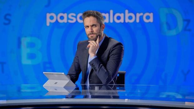 Roberto Leal da positivo en coronavirus y Manel Fuentes le sustituirá al frente de «Pasapalabra»