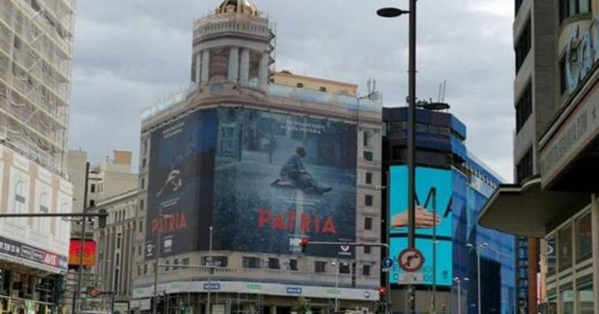 El cartel de «Patria» en la «Gran vía»