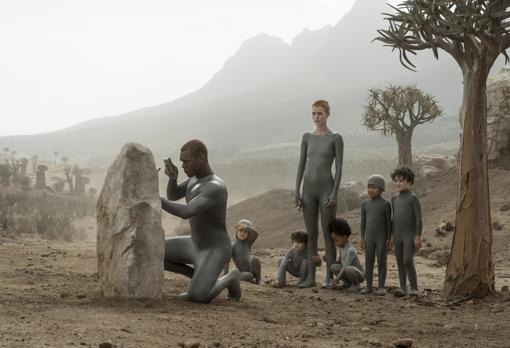 Abubakar Salim y Amanda Collin protagonizan «Raised by wolves», la nueva serie de la plataforma estadounidense HBO Max que estrena TNT España este jueves 10 de septiembre a las 22.05 horas