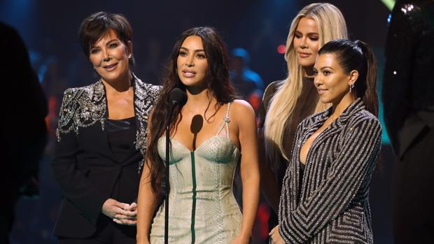 Kris Jenner (izquierda), con tres de sus hijas: Kim, Khloe y Kourtney Kardashian