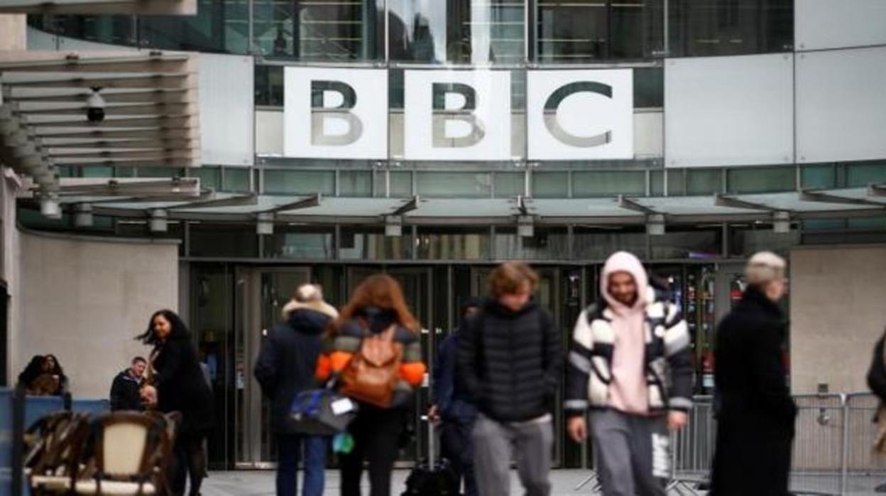 Boris Johnson le ofrece la presidencia de la BBC a un gran crítico de la televisión pública actual