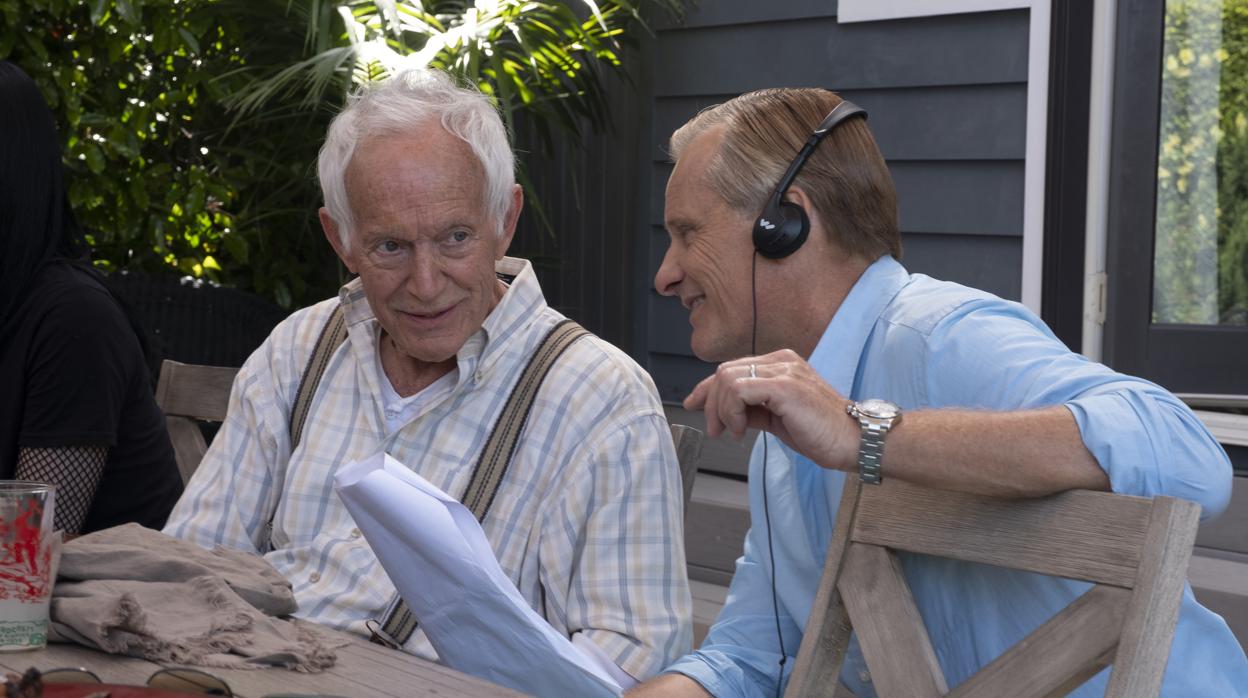 Lance Henriksen escucha las instrucciones de Viggo Mortensen en el rodaje de «Falling»/ Vídeo: Viggo Mortensen recibe el Premio Donostia: «No olvidemos que la vida es un regalo»