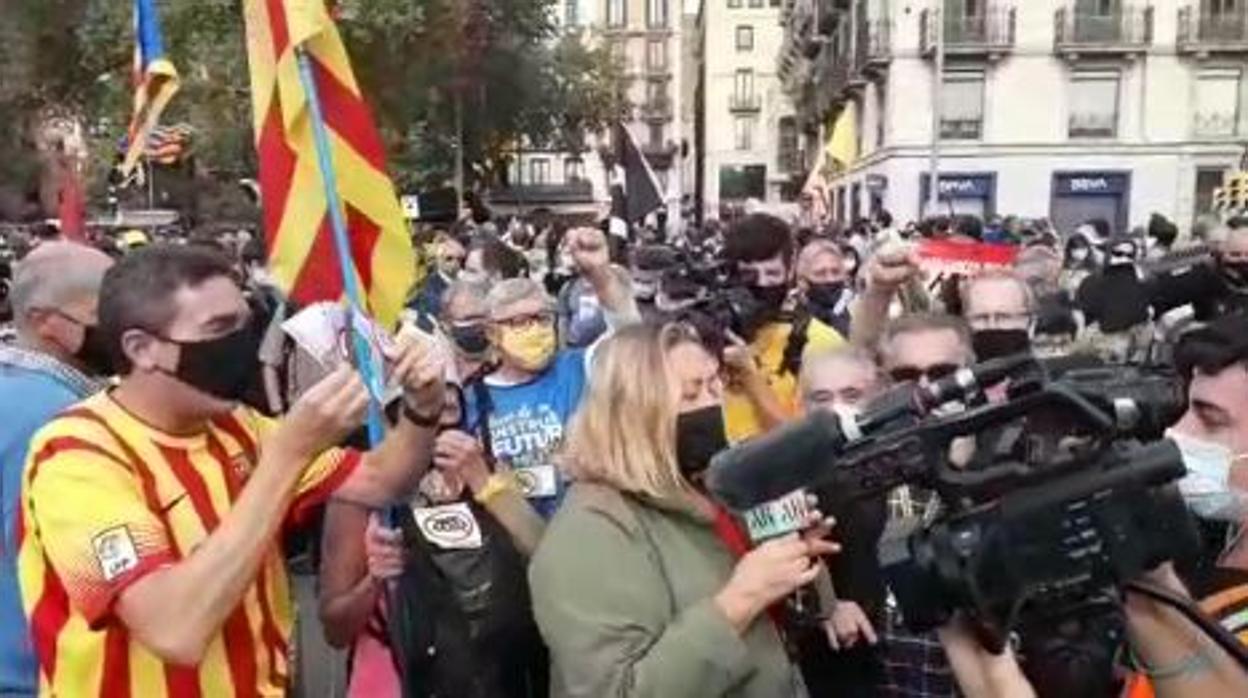 Independentistas interrumpen un directo de «El programa de Ana Rosa» e insultan y acosan a su reportera