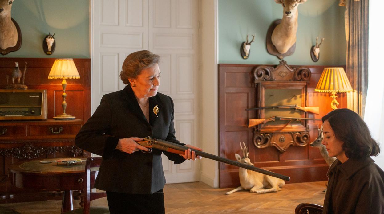 Carmen Maura, una abuela de armas tomar en «Alguien tiene que morir»