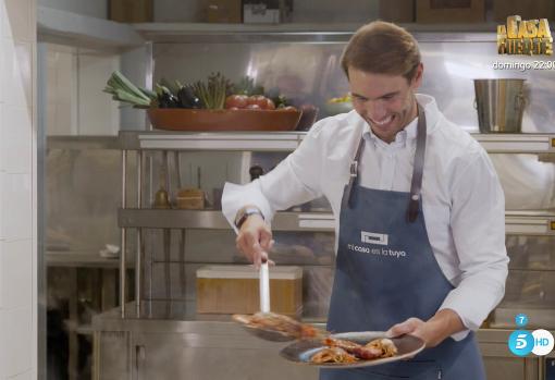 El tenista, cocinando durante el programa de Bertín