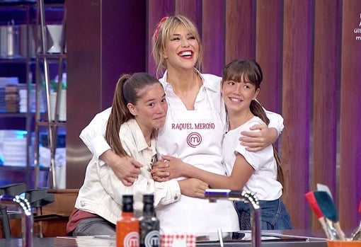 Raquel Meroño, con sus hijas