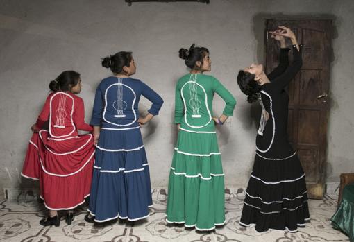 Carmen Mesa (drcha.), junto a sus alumnas