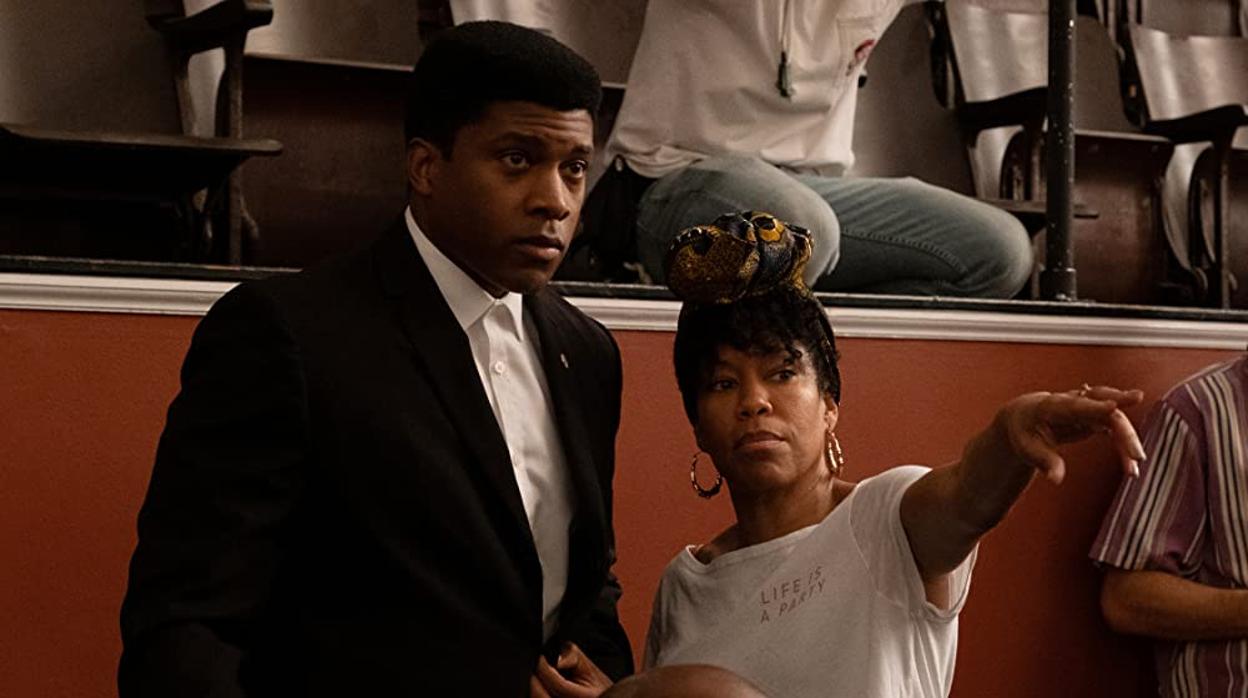 La directora Regina King da instrucciones a Eli Goree, que interpreta a Cassius Clay en «One night in Miami...»