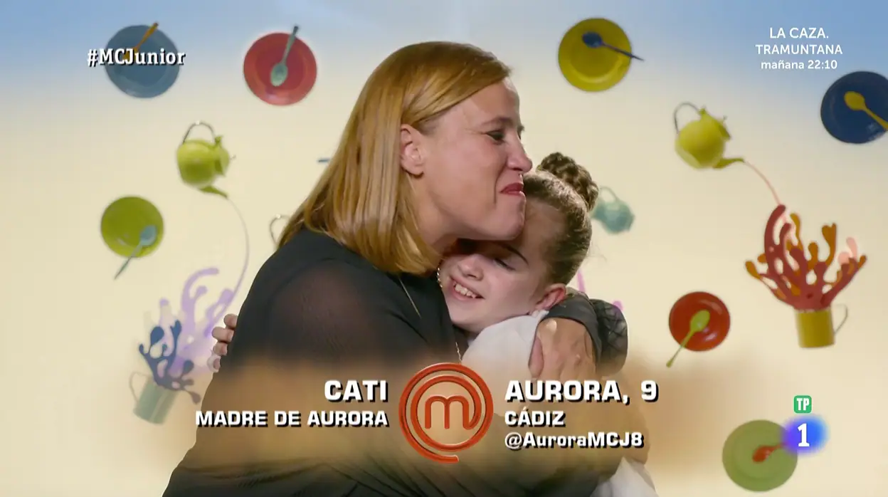 Aurora es abrazada por su madre tras el triunfo