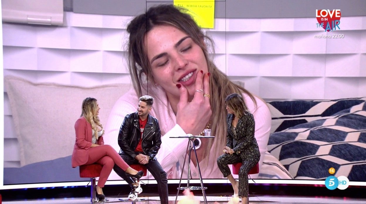 Patricia y Lester, en primer término. Al fondo, en la pantalla, Marta