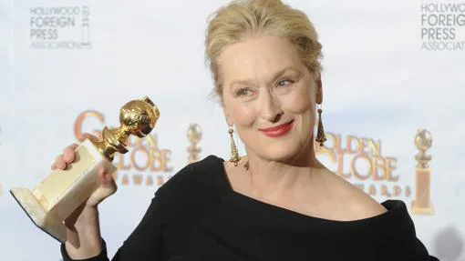 Meryl Streep posa con su premio por Julie &amp; Julia