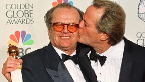 Jack Nicholson posa con el Globo de oro de «Mejor imposible»