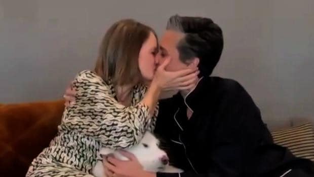 Jodie Foster, en pijama y con un beso a su mujer, firmó el momento más auténtico de los Globos de Oro