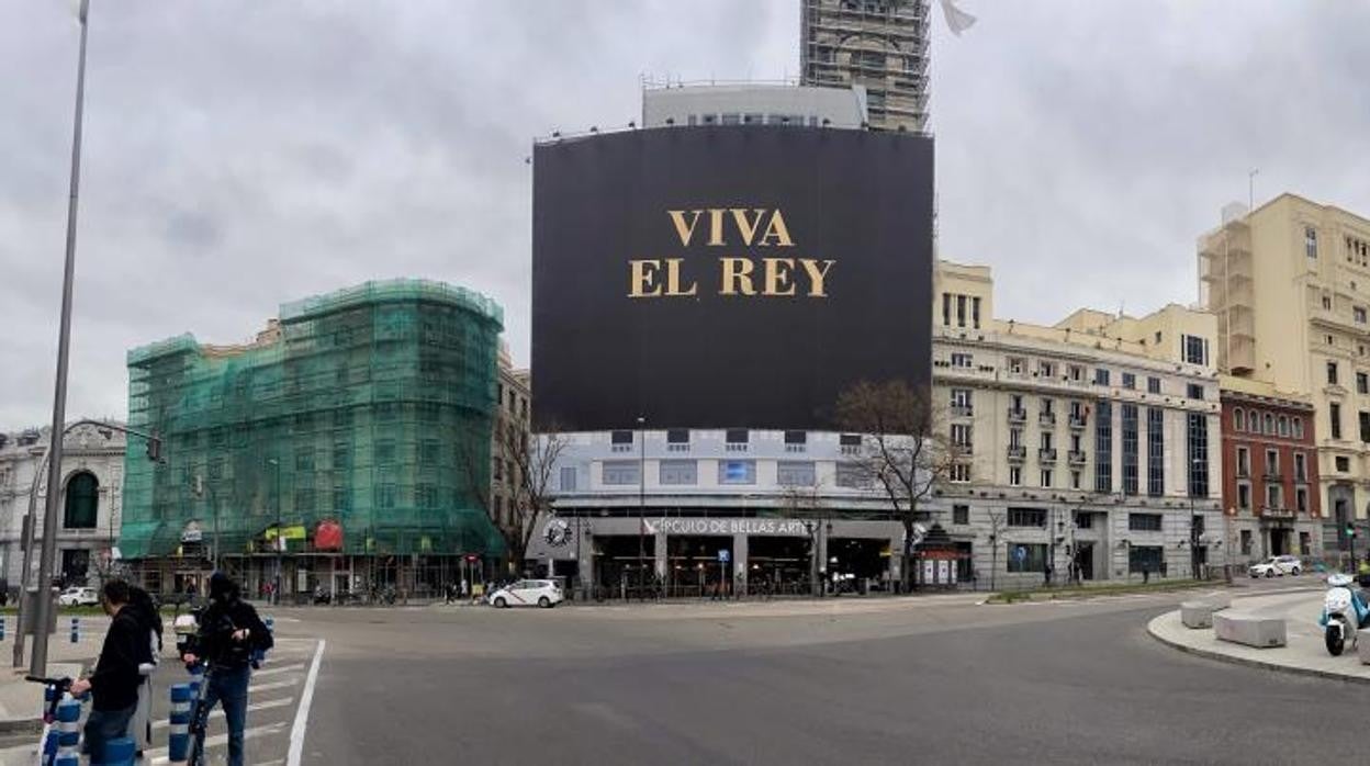 «Viva el Rey», la enorme pancarta que corona el Círculo de Bellas Artes